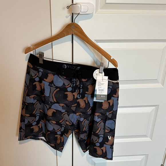 Vuori Men's Swim Athletic Shorts - Black and Brown